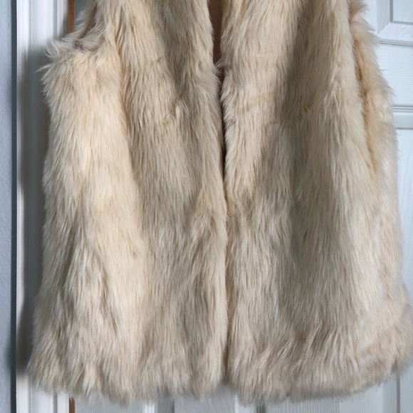 WORN ONLY ONCE FAUX FUR VEST WITH CLOSURE - Picture 4 of 5